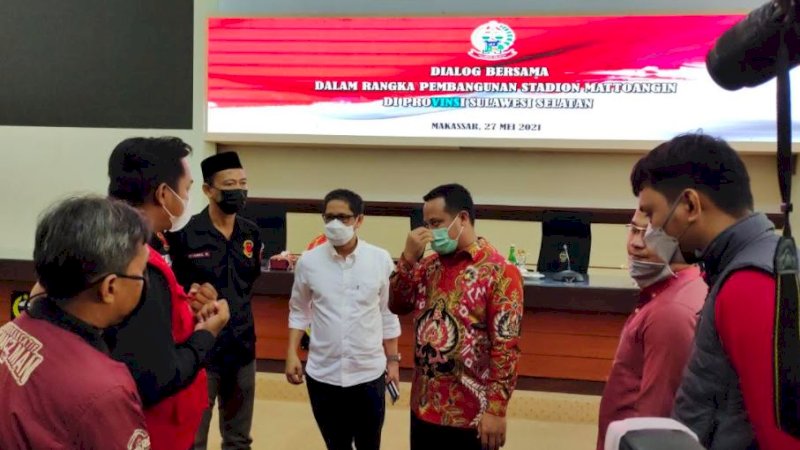 Plt Gubernur Sulsel, Andi Sudirman Sulaiman, berbincang dengan suporter PSM Makassar usai dialog berlangsung di Kantor Gubernur Sulsel, Kamis (27/5/2021).