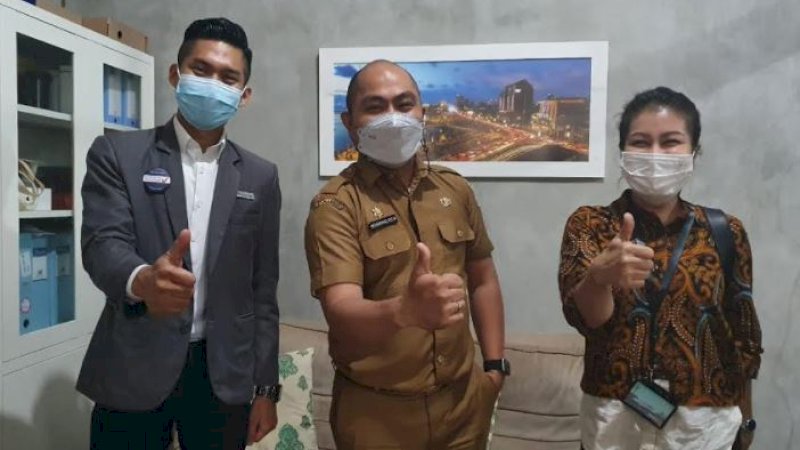 Jajaran manajemen Hotel Harper Perintis saat menemui Plt Kepala Dinas Pariwisata Kota Makassar, M. Roem (tengah), Kamis (27/5/2021).
