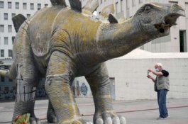 Cium Aroma Tidak Sedap, Setelah Dicek Ada Mayat Pria di Dalam Patung Dinosaurus