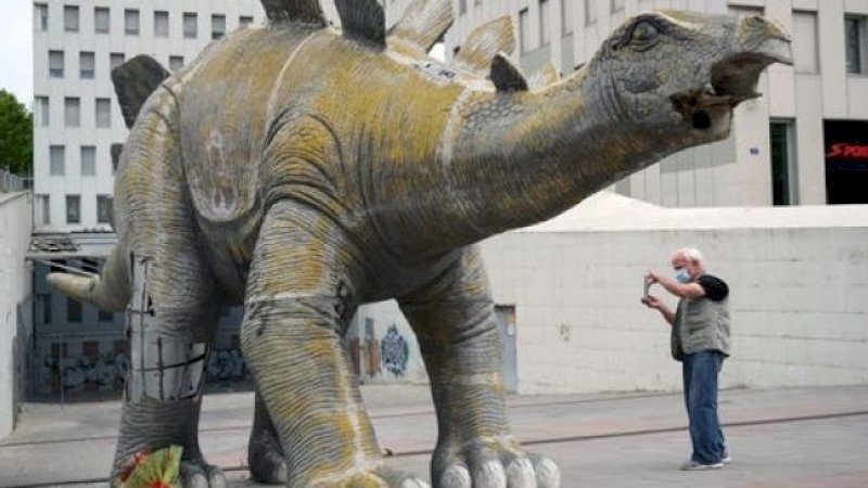 Patung dinosaurus tempat jenazah ditemukan. (AFP/Lluis Gene)