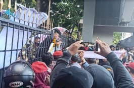 Geruduk Kantor Gubernur, Massa: Mana Dana Pembangunan Stadion Mattoanging?