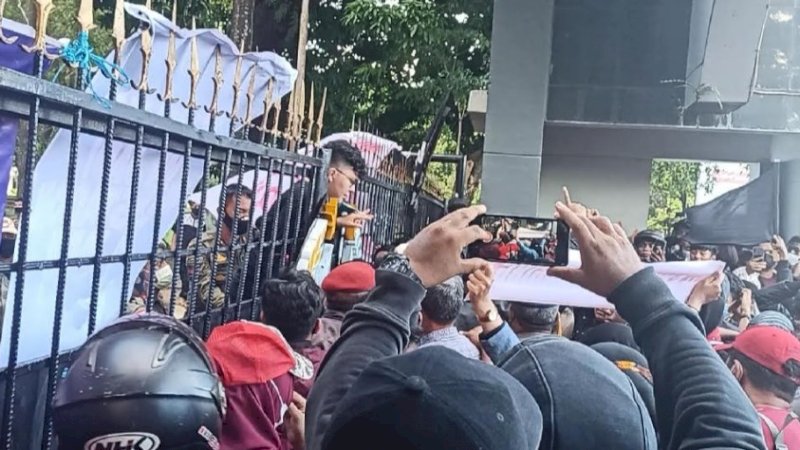 Unjuk rasa pencinta PSM di kantor gubernur Sulsel, Jumat (28/5/2021). (Foto: Usman Pala/Rakyatku.com)