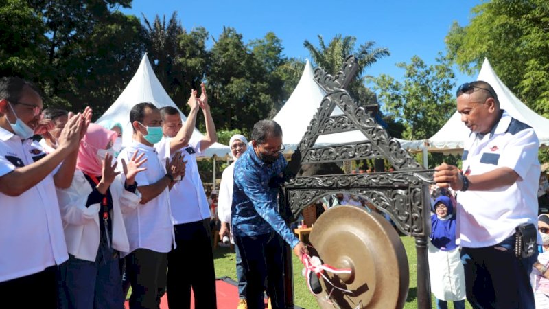 Wali Kota Makassar, Mohammad Ramdhan Pomanto, memukul gong pada pertemuan Ikatan Alumni (IKA) SMPN 5 Makassar, di Tokka, Kabupaten Maros, Sabtu (29/5/2021).