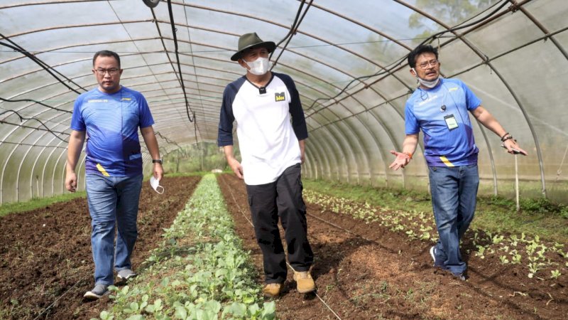 Menteri Pertanian Syahrul Yasin Limpo (kanan) bersama Menteri Koperasi dan Usaha Kecil Menengah, Teten Masduki (tengah), dan Rektor IPB Arif Satria, Minggu (30/5/2021). (Foto-foto: Humas Kementan)