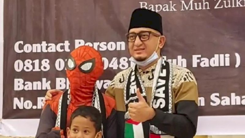 Ahmad Razak masih mengenakan kostum Spiderman di Masjid Raya Makassar, Minggu malam (30/5/2021).