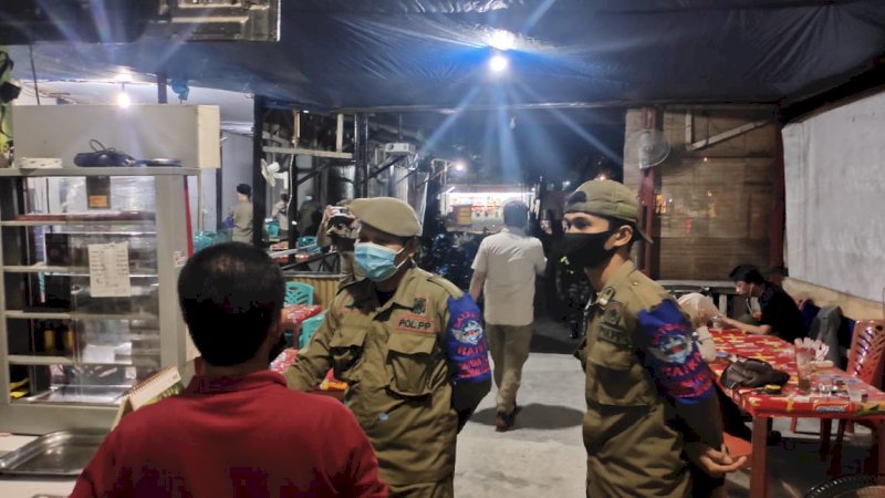Satgas Raika Biringkanya Kota Makassar saat melakukan patroli di sejumlah tempat keramaian terkait penerapan protokol kesehatan kepada warga dan pelaku usaha beberapa hari lalu. 