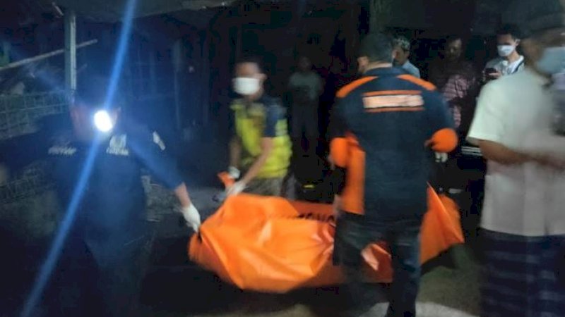Petugas saat mengavukasi jenazah M. Salim (42) yang ditemukan meninggal dunia di dalam rumahnya di Jalan Sunu, Kompleks Unhas, Kota Makassar Sulawesi Selatan, Senin malam (31/5/2021).
