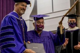 Kakek 97 Tahun Akhirnya Sarjana Usai Tinggalkan Kuliah karena Perang Dunia II