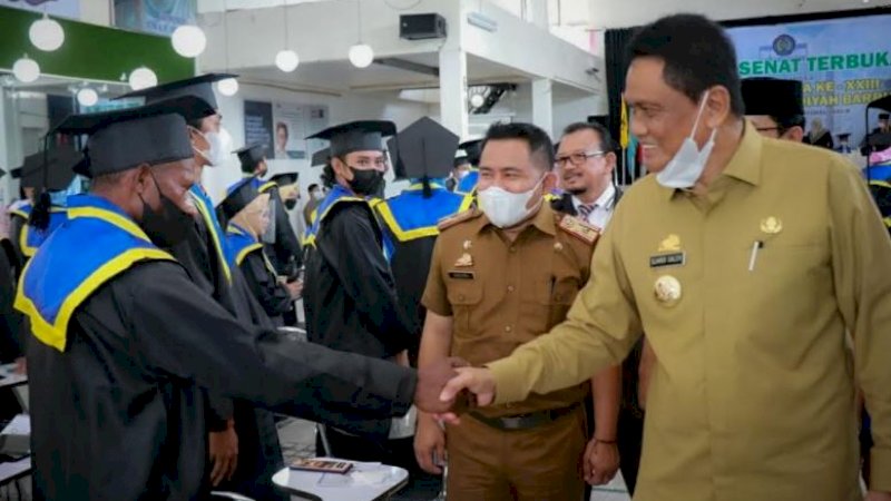 Bupati Barru, Suardi Saleh (kanan),   saat hadir pada acara wisuda STKIP Muhammadiyah Barru, Rabu (2/6/2021). 