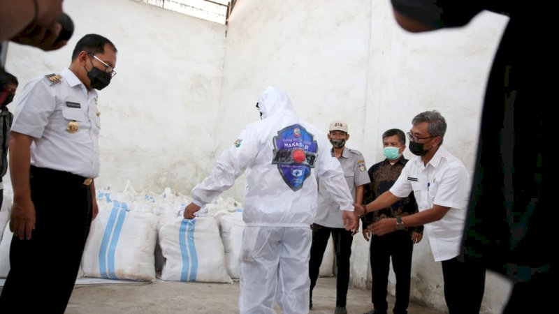 Wali Kota Makassar Moh Ramdhan Pomanto meninjau gudang penyimpanan perlengkapan Makassar Recover, Rabu (2/6/2021).