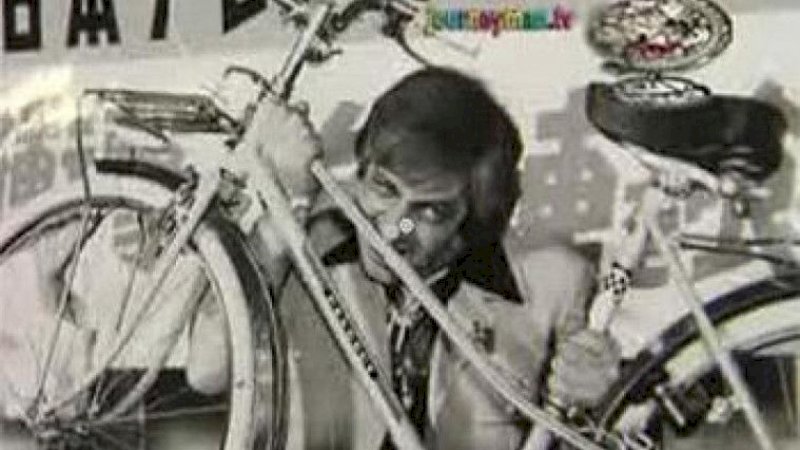 Aksi Lotito memakan sebuah sepeda. | images.mentalfloss.com