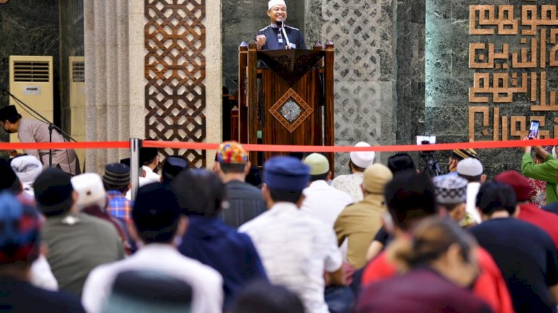 Tarawih Pertama di Masjid Al-Markaz, Plt Gubernur Sulsel Ingatkan Perbanyak Ibadah