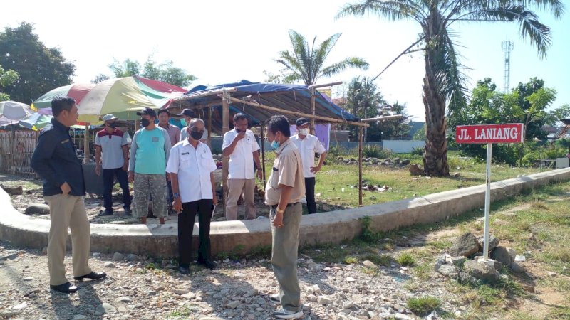 Dinas PU Makassar dan Anggota DPRD Komisi C,  Andi Asmara menijau lokasi yang kerap terjadi banjir di Blok AA Kelurahan Katimbang,  Rabu, (2/6/2021).