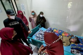 Bawa Bantuan Keluarga Halid Besuk Warga Rappokalling, Andi Nurhaldin Sekaligus Rujuk ke Rumah Sakit