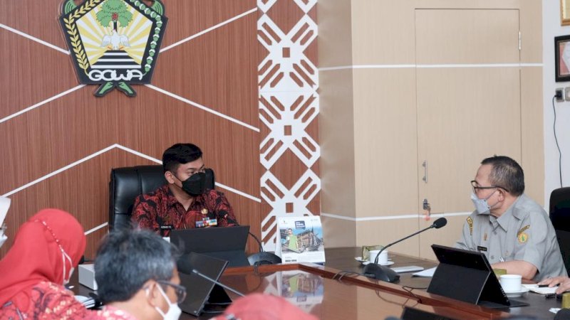 Bupati Gowa Adnan Purichta Ichsan saat berbincang dengan perwakilan dari Kementan.