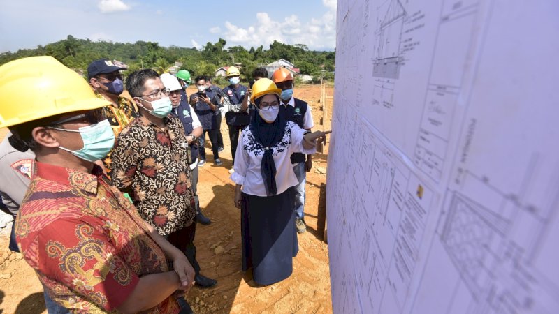 Bupati Luwu Utara, Indah Putri Indriani usai melakukan peletakan batu pertama pembangunan 72 unit hunian tetap (huntap) tipe 36 untuk korban bencana banjir bandang di Dusun Porodoa, Desa Mappedeceng Kecamatan Mappedeceng, Jumat (4/6/2021).