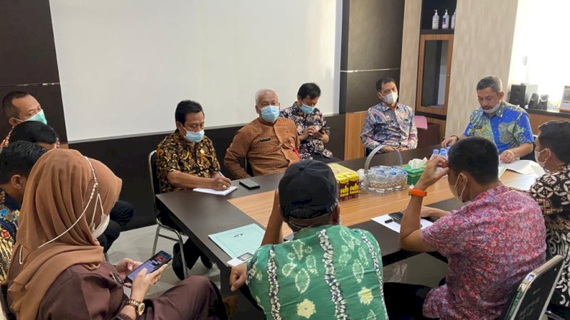 Sekretaris Daerah Kota Palopo, Firmanza DP memimpin rapat persiapan pelaksanaan Hari Jadi Kota Palopo Ke-19 di Ruang Rapat Sekda, pada Kamis, 3 Juni 2021.