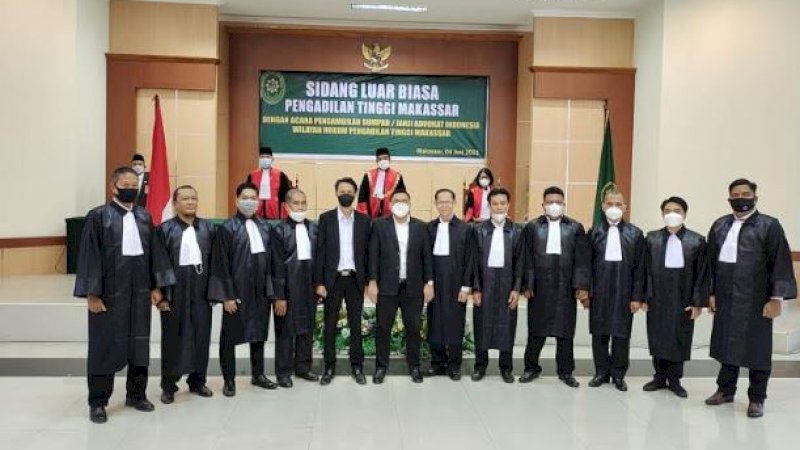 Para advokat dari DPD Forum Advokat dan Pengacara Republik Indonesia (FAPRI) usai sumpah jabatan di Kantor Pengadilan Tinggi (PT) Makassar, Jumat (4/6/2021). 