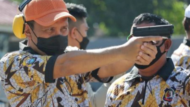 Gaya Wali Kota Makassar, Mohammad Ramdhan Pomanto, saat latihan menembak di di Lapangan Tembak Pallawa, Mapolda Sulsel, Jumat (4/6/2021).