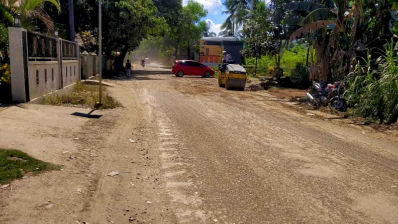 Perbaikan jalan rusak poros Kabupaten Barru-Kabupaten Soppeng mulai dikerjakan.