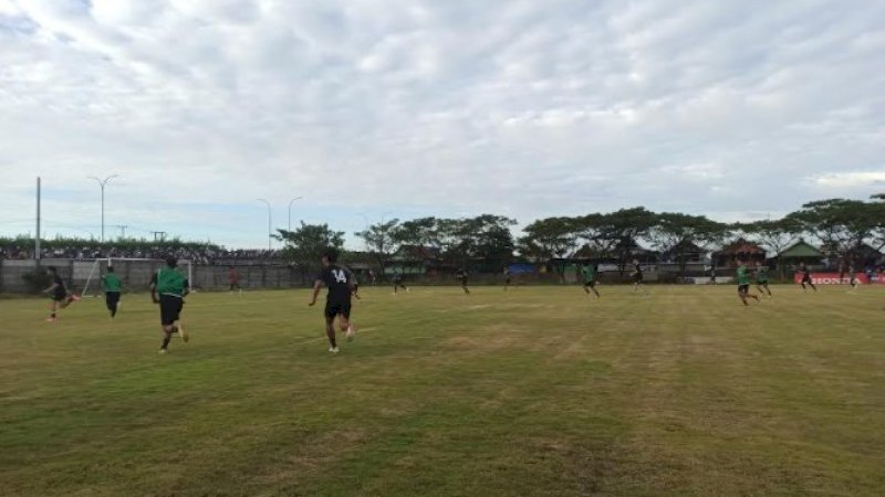 Suasana latihan perdana PSM jelang Liga 1 di Bosowa Sport Center, Jumat (4/6/2021). (Foto: Usman Pala/Rakyatku.com)
