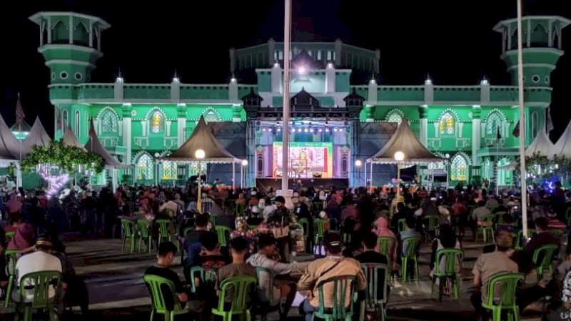 Penonton memadati Masjid Agung Pangkajene Sidrap yang menjadi lokasi utama STQH XXXII, Minggu malam (6/6/2021).