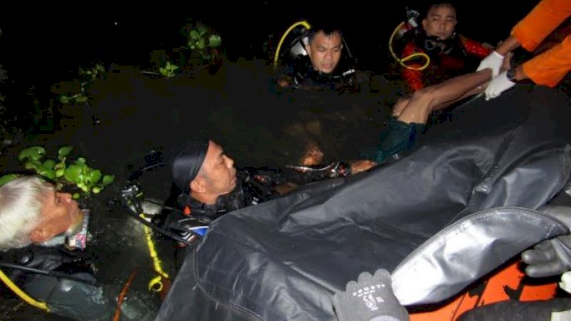 Evakuasi korban Mulyadi oleh Tim SAR gabungan di Sungai Jeneberang, kawasan Danau Tanjung Bunga, Kecamatan Tamalate, Kota Makassar, Minggu malam (6/6/2021).