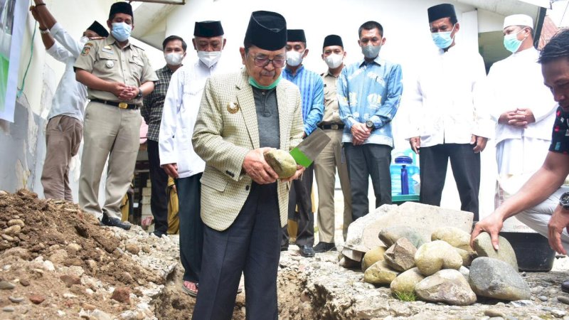 Wali Kota Palopo M Judas Amir meletakkan batu pertama pembangunan Masjid Ad-Da’wah 