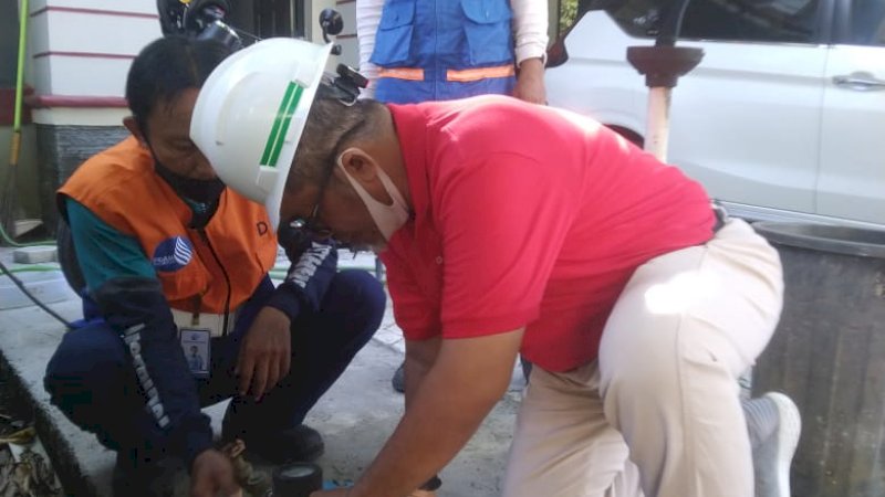 Petugas PDAM Makassar sedang melakukan perbaikan meteran pelanggan beberapa waktu lalu. 