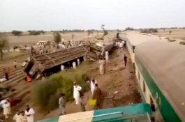 30 Orang Tewas Dalam Tabrakan Kereta Api di Pakistan