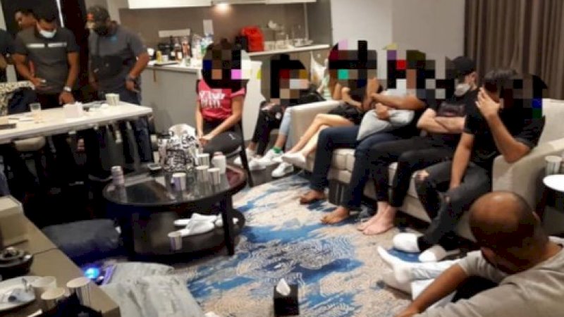 Mereka yang ditangkap di sebuah hotel mewah di Kuala Lumpur. (Foto: Info Roadblock JPJ/POLISI/Facebook)