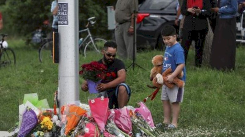 Warga Kanada berduka atas serangan truk yang menewaskan empat orang dari keluarga muslim, Minggu (6/6/2021). (Foto: Reuters/Carlos Osorio)
