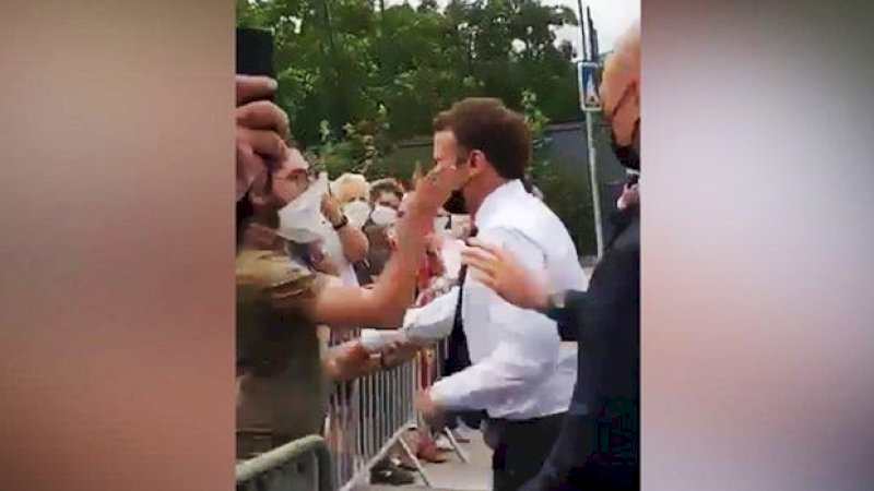 Presiden Prancis Emmanuel Macron ditampar seorang pria.