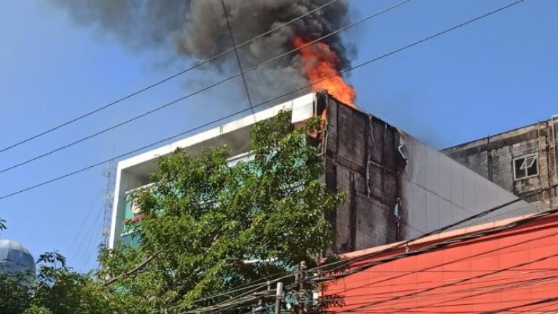 Gedung terbakar di Jalan Pengayoman, Kecamatan Panakkukang, Kota Makassar, Sulawesi Selatan, terbakar, Rabu (9/6/2021). (Foto: Usman Pala/Rakyatku.com)