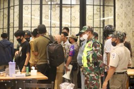 Putus Penularan Corona, Satgas Raika Kecamatan Makassar Patroli Malam Sasar Titik Kerumunan