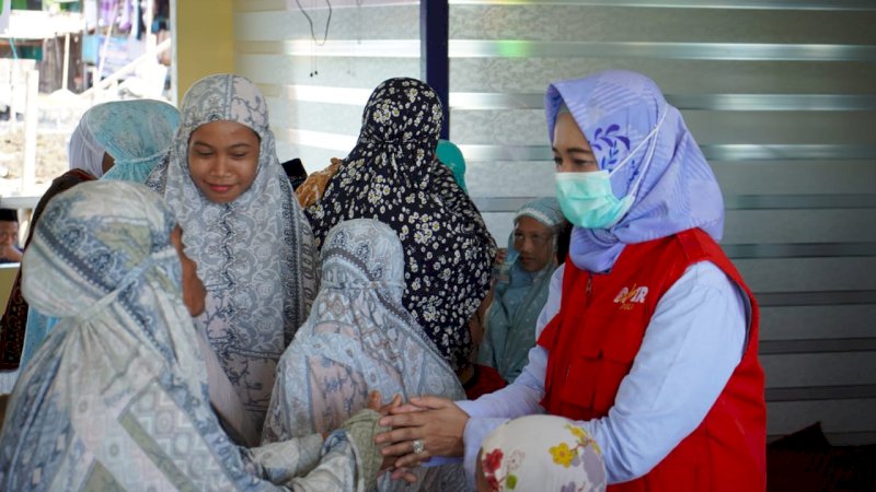 Anir Sumbang Karpet dan Uang Tunai ke Masjid Terapung Pangkep