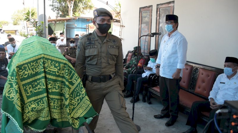 Wakil Bupati Luwu Utara, Suaib Mansur saat melepas jenazah Plt. Sekretaris Camat Bonebone, almarhum Harnas Taruan untuk dimakamkan di pemakaman keluarga di Kecamatan Masamba.