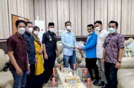 Ketua KNPI Wajo Serahkan Hadiah Lomba Video UMKM KNPI Sulsel