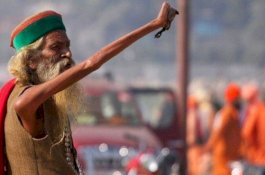 Kurus dan Tulang Menonjol Keluar, Pria Ini Angkat Tangan Kanannya Sejak 1973 sebagai Simbol Perdamaian