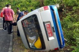 Detik-Detik Tiga Petugas Puskesmas Terguling Bersama Mobilnya, Ganti Kendaraan lalu Lanjutkan Vaksinasi