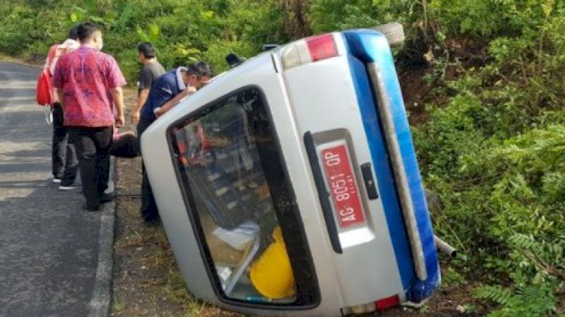 Mobil puskesmas keliling yang terguling. (Foto: Dok Puskesmas Bakung)