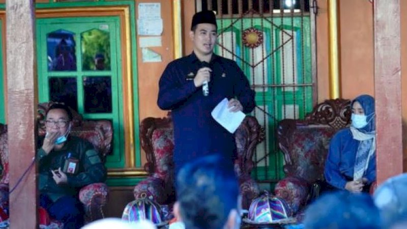 Bupati Pangkep, H.M. Yusran Lalogau, saat menghadiri acara Gerakan Tanam Kacang Hijau Bersama Kelompok Tani Sipatuo di Desa Panrengreng, Kecamatan Sigeri, Kamis (10/6/2021).