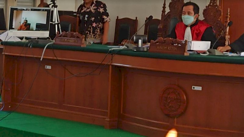 Nurdin Abdullah hadir secara virtual dalam sidang pemeriksaan sebagai saksi terdakwa Agung Sucipto di Pengadilan Negeri Makassar, Kamis (10/6/2021).