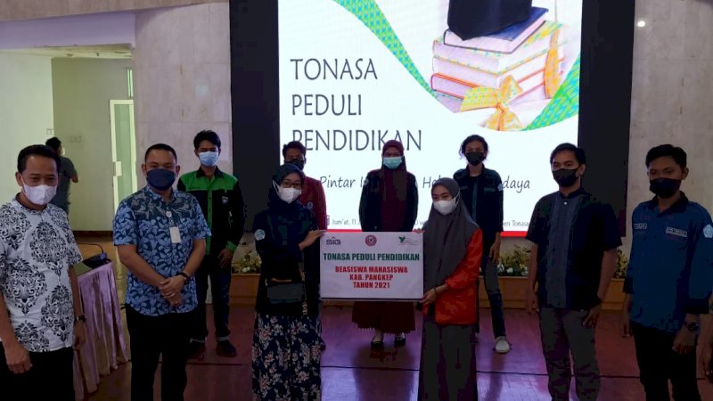 PT Semen Tonasa menyerahkan beasiswa untuk mahasiswa Pangkep. Penyerahan beasiswa berlangsung di Lantai 6, Kantor Pusat PT. Semen Tonasa, Jumat (11/06/21).