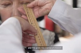 Dokter pun Tak Bisa Jelaskan, Bulu Mata Perempuan Ini Capai 8 Inci