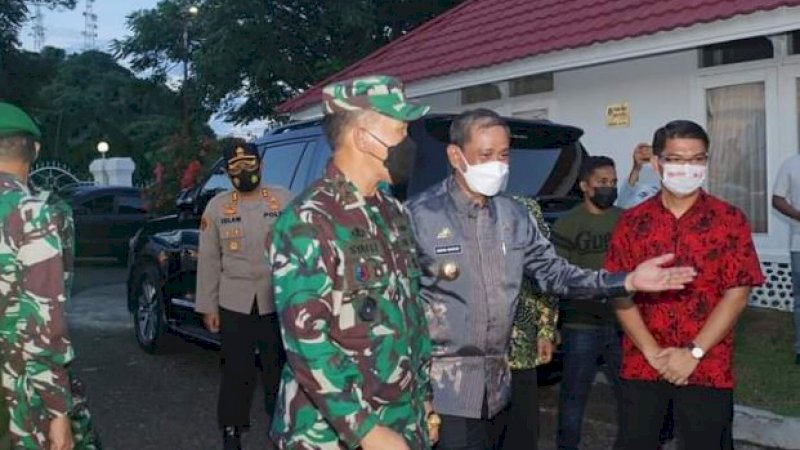 Panglima Kodam (Pangdam) XIV/Hasanuddin, Mayjen TNI Mochamad Syafei Kasno, bersama Bupati Wajo, Amran Mahmud.