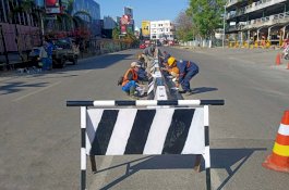 Jaga Estetika, DPU Makassar Lakukan Pengecatan Pembatas Jalan di Beberapa Titik