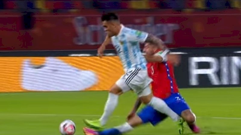 Tekel keras pemain Chile yang berbuah penalti. 