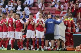 Momen Simon Kjaer Bikin Pagar Hidup, Inilah Dokter Penyelamat Christian Eriksen saat Kolaps di Lapangan