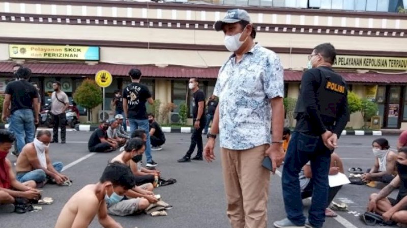 Preman yang ditangkap digelandang ke Mapolrestabes Makassar.